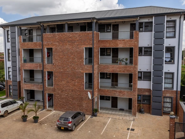 2 Bedroom Flat & Apartment