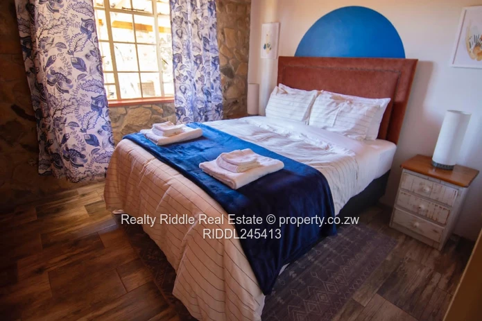 Nyanga Thatched Stone Lodge — Fireplace, AC & Wi-Fi