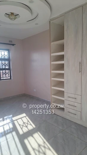 Pomona Nyeredzi neat 4 bedroomed house to Rent