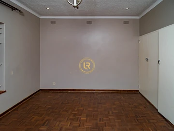 2 Bedroom Flat & Apartment