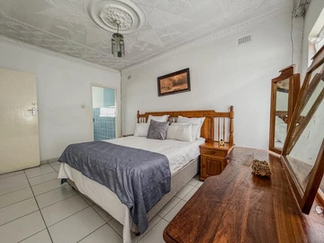 6 Bedroom House