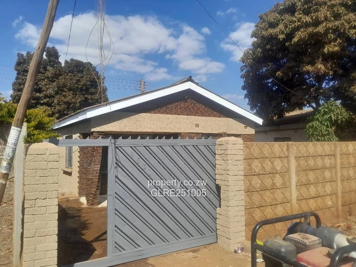 Dzivarasekwa 3-Bed: Fitted Kitchen, Tiled Lounge & Walled