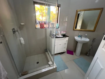 3 Bedroom Flat & Apartment