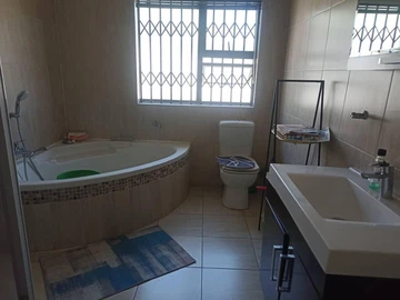 3 Bedroom Flat & Apartment