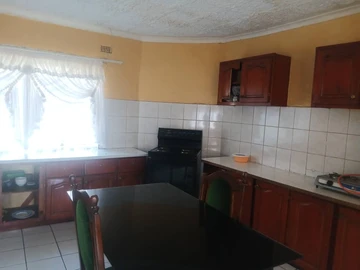 Borrowdale West 450k neg,4beds,(2 with ensuite),2 dining rooms,1 lounge,seperate toilet and bath.500