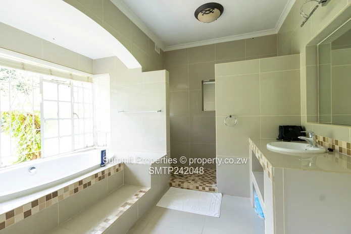 6 Bedroom House for Sale in Helensvale