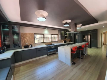 4 Bedroom Flat & Apartment