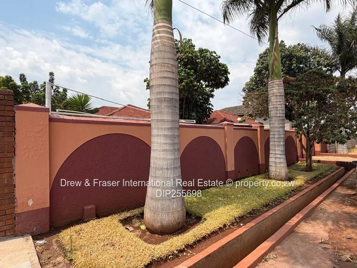 Westgate 4-bed: Spacious Tiled Kitchen, Dining & Borehole