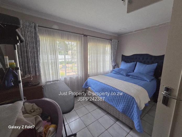 Borrowdale Road Frontage House sitting on 4008sqm