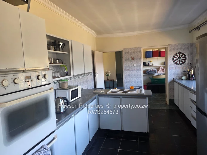 Glen Lorne: 5-Bed Family Home on 5965m² — Pool & Borehole (Sole Mandate)