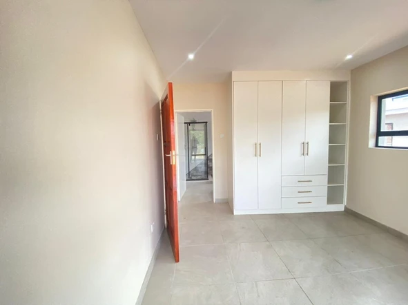 4 Bedroom Flat & Apartment