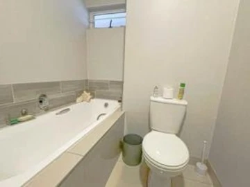 2 Bedroom Flat & Apartment