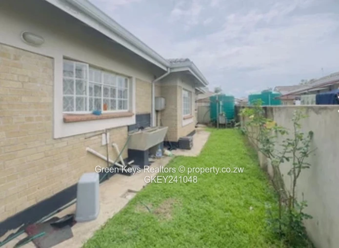 A Charming  3-bedroom townhouse in a Waterfalls complex is on sale