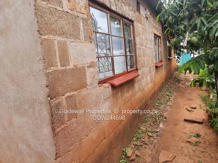 4 bed house for sale in Kuwadzana 2  with deeds