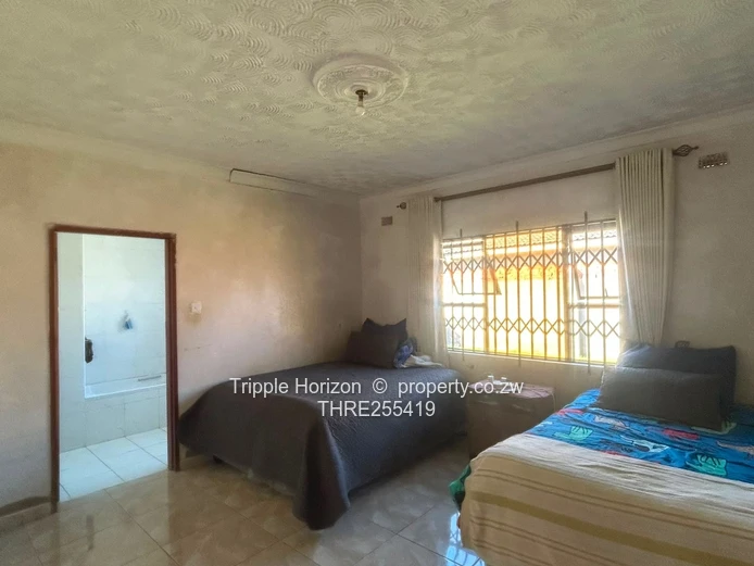 Spacious 4-Bed Westgate Home with Double Garage & Borehole