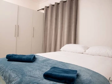 2 Bedroom Flat & Apartment