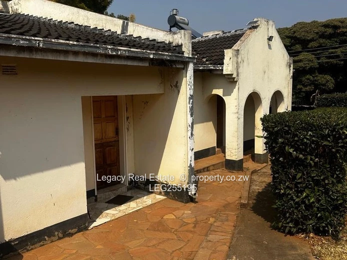 Greystone Park: 4-Bed on 4000m² with Double Garage
