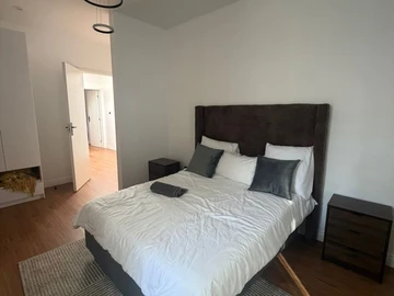 4 Bedroom Flat & Apartment