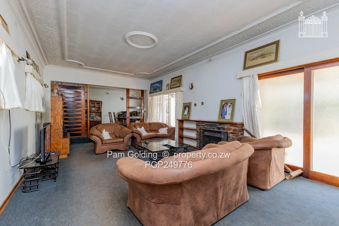 5Bedroom House on An Acre, Corner Property