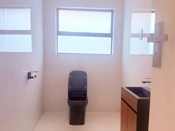 4 Bedroom Flat & Apartment