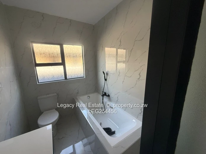 Tynwald 3-Bed: Tiled Living, Fitted Kitchen & Walk-in Closet (Sole Mandate)
