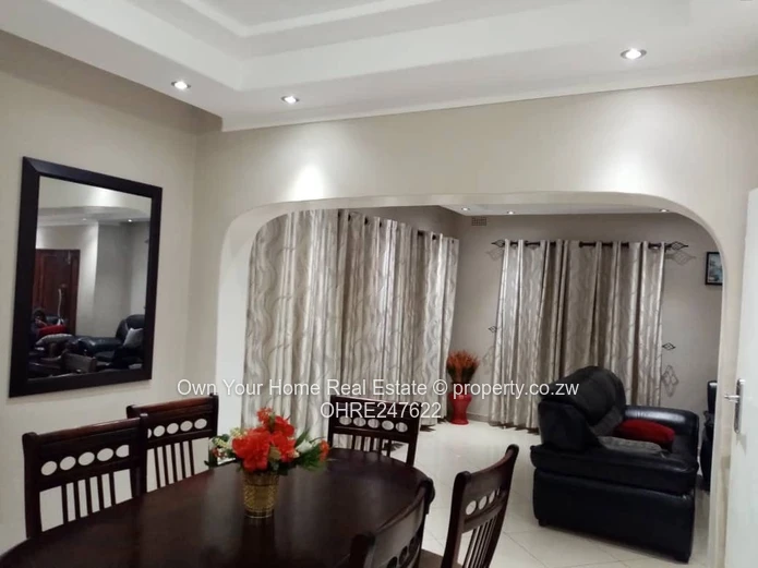 Madokero 3-Bed: Tiled Roof, Garage, Modern Lounge