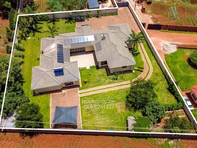 Elegant 4-Bed Gletwin Park Home — 2800m² with Solar