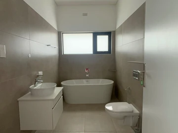 4 Bedroom Flat & Apartment