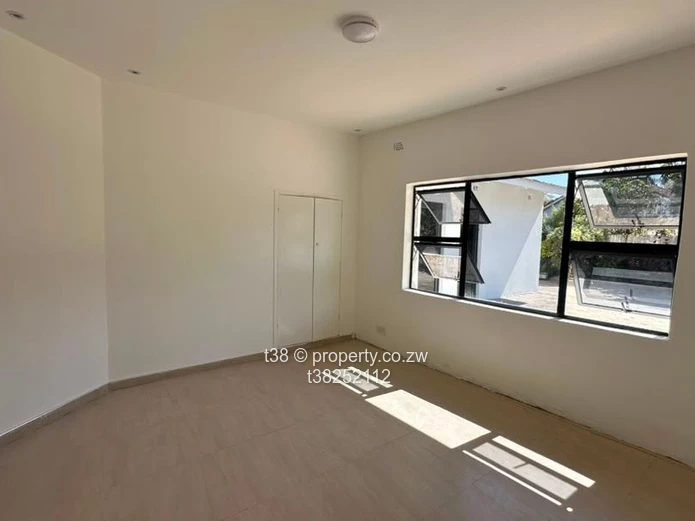 Sunlit 4-Bed Home in Avondale West - 1,039m² with Borehole