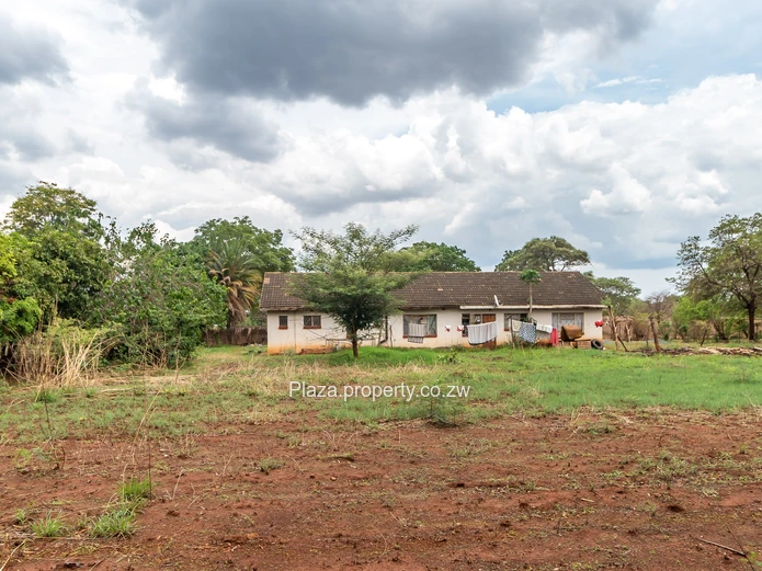 Spacious 4-Bedroom Home on 3045sqm in Chegutu Low-Density – Sykes Street