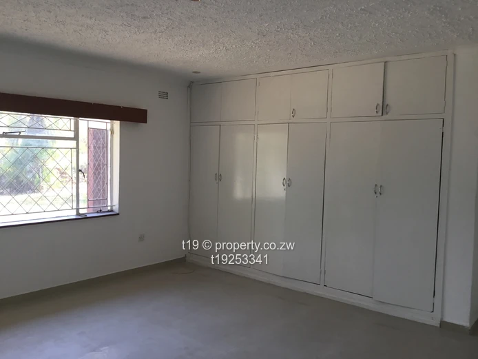 Spacious 4 bed house pus 3 bed cottage