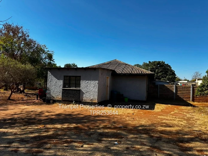 Eastlea: 3-Bed Home on 2,526 m² — Walled, Verandah
