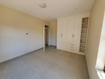 4 Bedroom Flat & Apartment