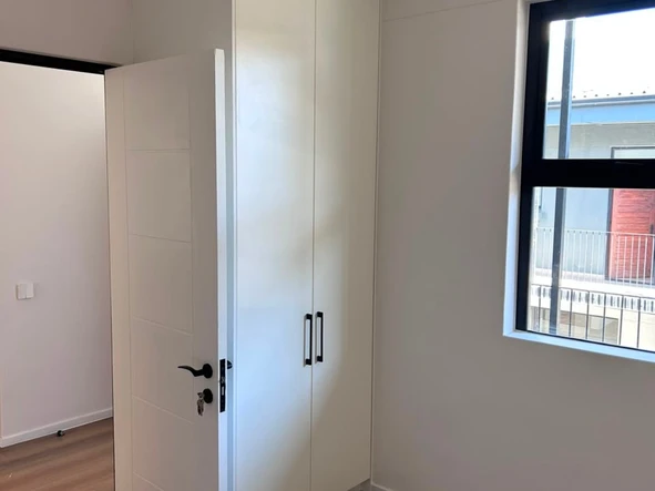 2 Bedroom Flat & Apartment