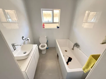 3 Bedroom Flat & Apartment