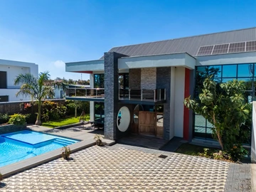 6 Bedroom House