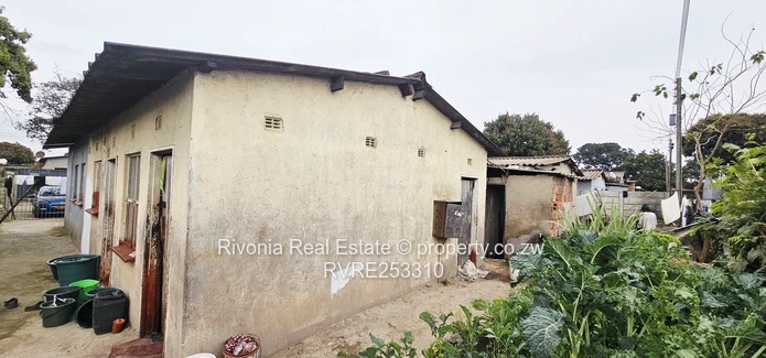 4-Bed Fixer-Upper with Borehole in Glen View