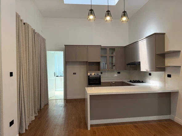 4 Bedroom Flat & Apartment