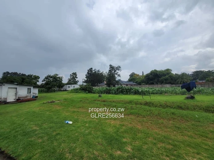 Spacious Hatfield 3-Bed on 900m² — Solar, Garden & Fitted Kitchen