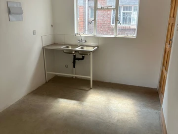 2 Bedroom Flat & Apartment