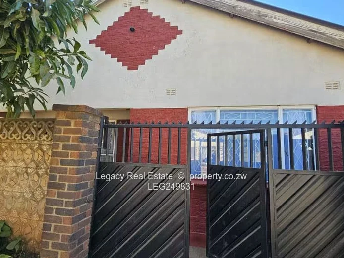 Cozy 3-Bed Walled Home in Kuwadzana - Verandah & Garden