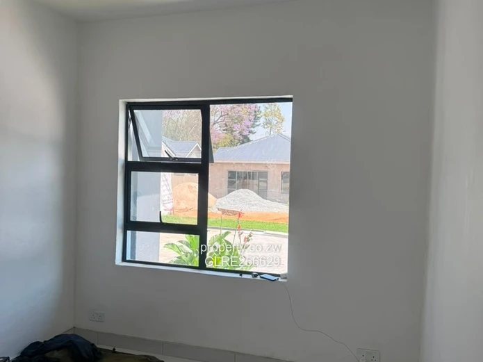 Modern glass-front 4-bed flat in Hatfield with borehole