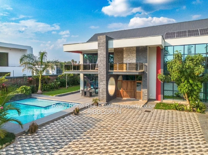 Stunning 6 bedrooms house in Mt Pleasant heights phase 1