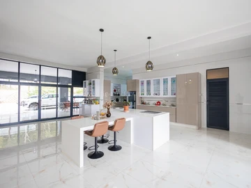5 Bedroom House