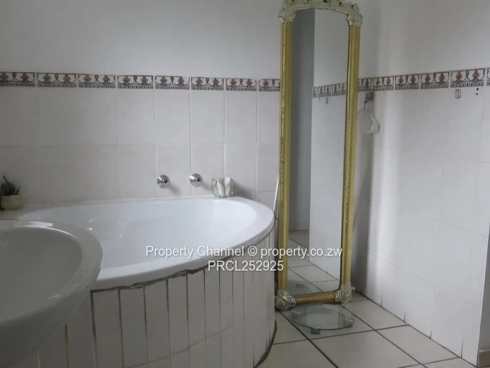 3 Bedroom Townhouse For Sale in Wilgeheuwel $75,000