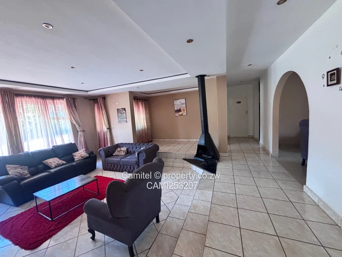 Spacious 5-Bed Bluff Hill Home — Large Kitchen, Borehole