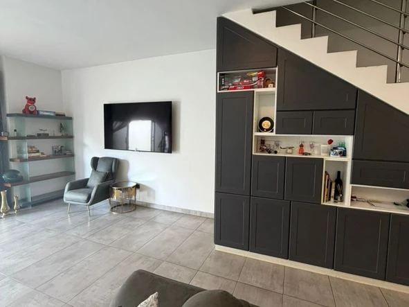 4 Bedroom Flat & Apartment