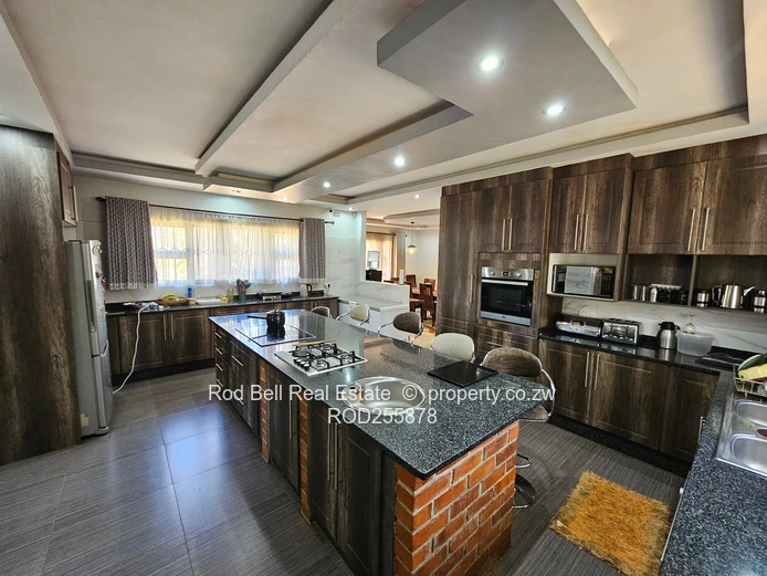 Large 5-bedroom family home with cottage