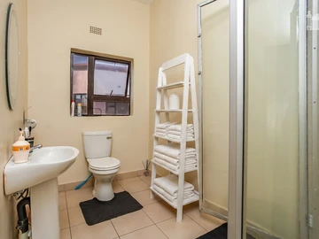 5 Bedroom Flat & Apartment