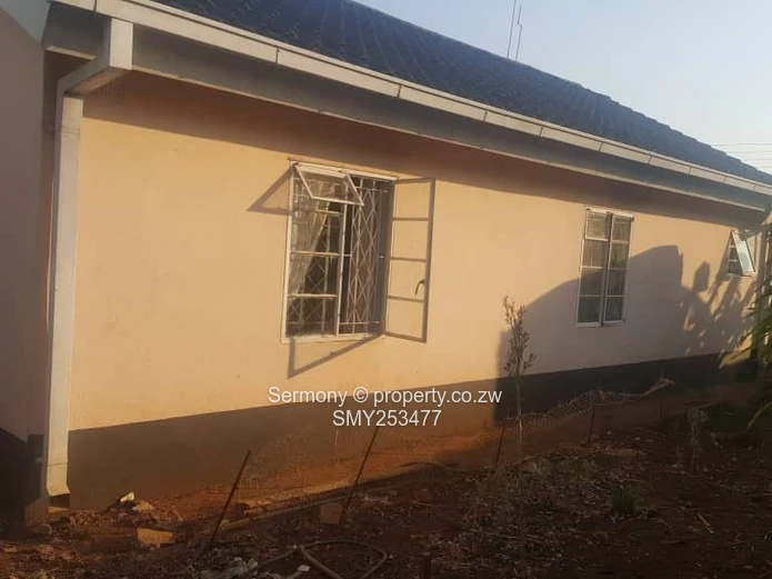 Spacious 3-Bed Home on 1800m² with Borehole — Mabelreign